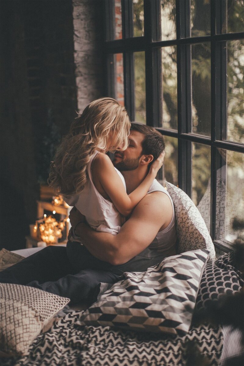 Любовь и страсть.
Когда два в одном - не надо ни о чем врать.
Любовь она разная!
Жестокая или прекрасная.

Бурная или тихая.
Порой бывает опасная...
Гаснет и горит.
Может до поры она спит...

Хотя понятие, любовь и страсть .
Это одно от другого  отнять.
Страсть! Влечение телом,
Но не душой ...

И мысли не возникает вместе идти по жизни в бой ...
А любовь желание быть только с ней. ..
У страсти тоже есть это на первых порах,
Будто ты в розовых очках..

Но огонь страстей угасает,
А любовь с каждым днем сильней возрастает.