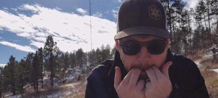 Первый вариант свиста – пальцы обеих рук сложены в букву «А»