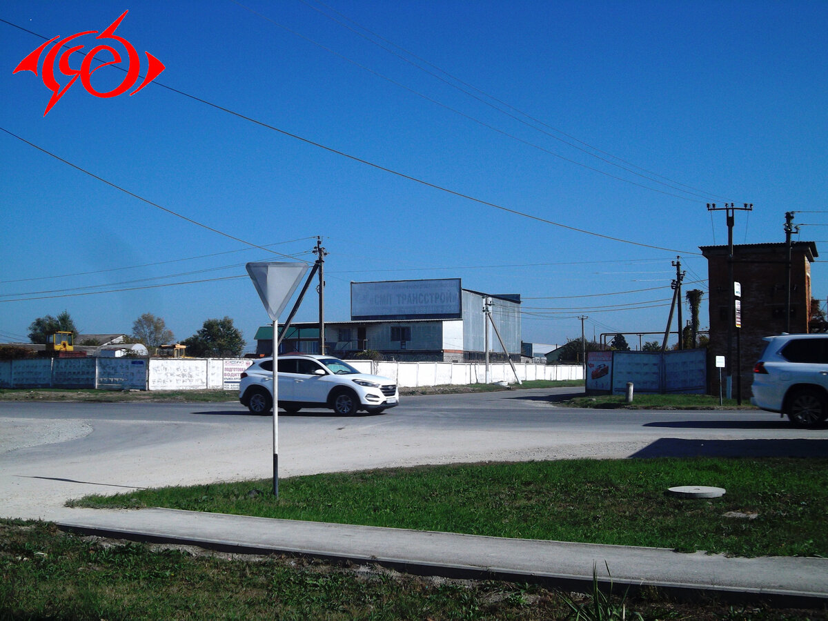 Перекрёсток ул. Маршала Жукова - Курганная. По ходу движения машины поворачивать нужно влево.