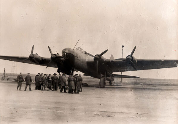 Пе-8 на заводском аэродроме.