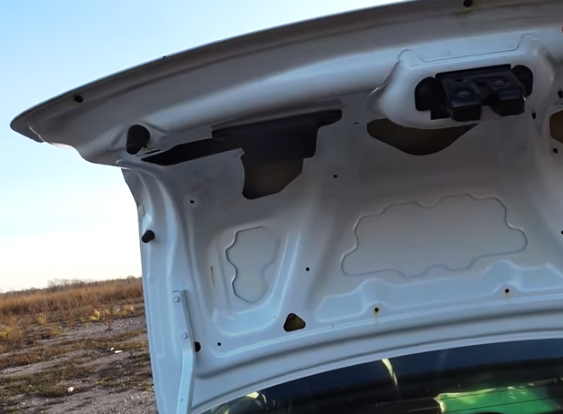 Крышка багажника очень тяжелая...