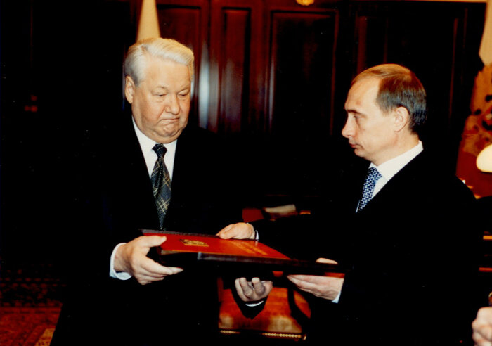 Момент передачи власти. Источник изображения: сайт echo.msk.ru