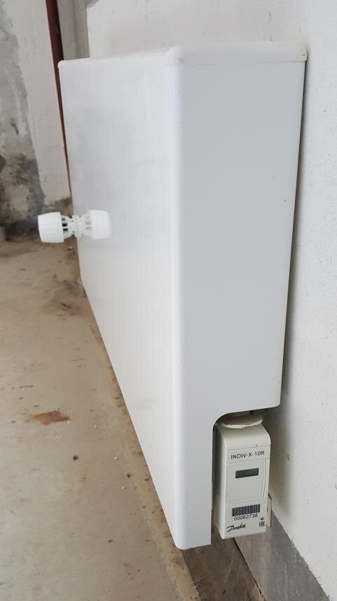 Образец неверного монтажа однодатчикового распределителя тепла на конвекторе