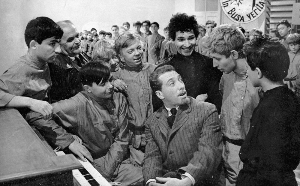 В кино роль Викниксора блистательно сыграл Сергей Юрский. Кадр из фильма «Республика ШКИД».