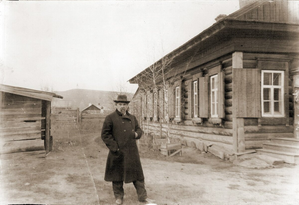 В.И. Суриков на своей усадьбе в Красноярске у флигеля. 1909 г.