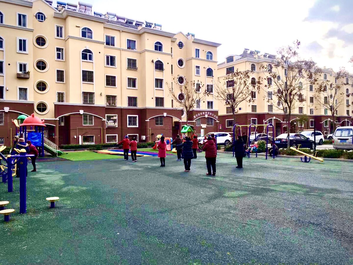 Не во всех ЖК есть детские площадки, но во многих из них находятся мини-парки с прудиками, аллеями и фонтанами - выбирайте на свой вкус