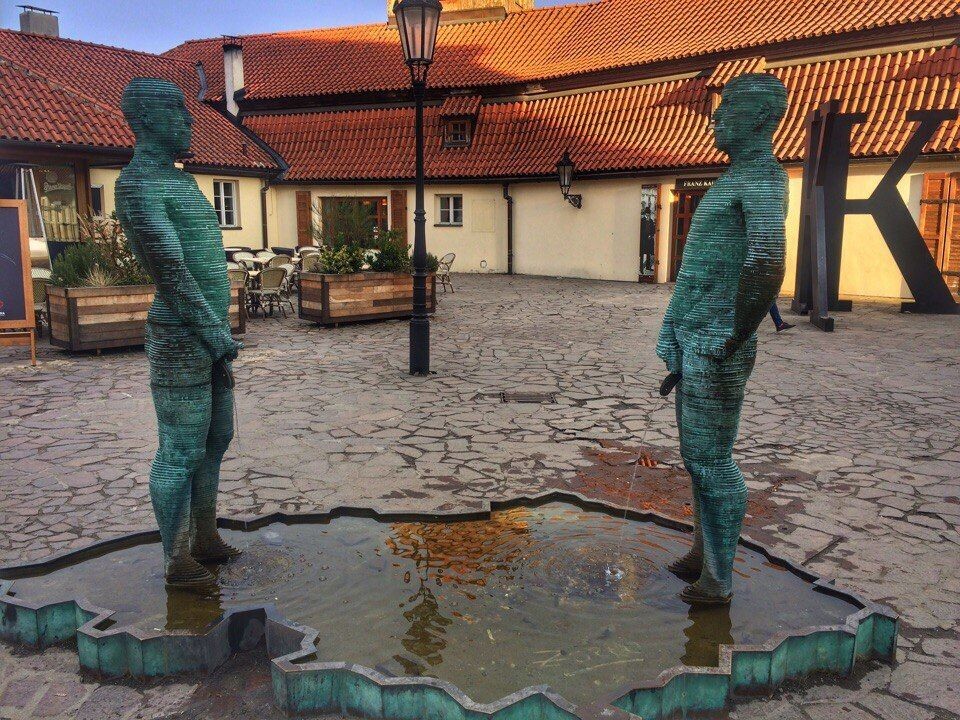 Статуя расположена рядом с музеем Франца Кафки, высота бронзовой скульптуры 210см