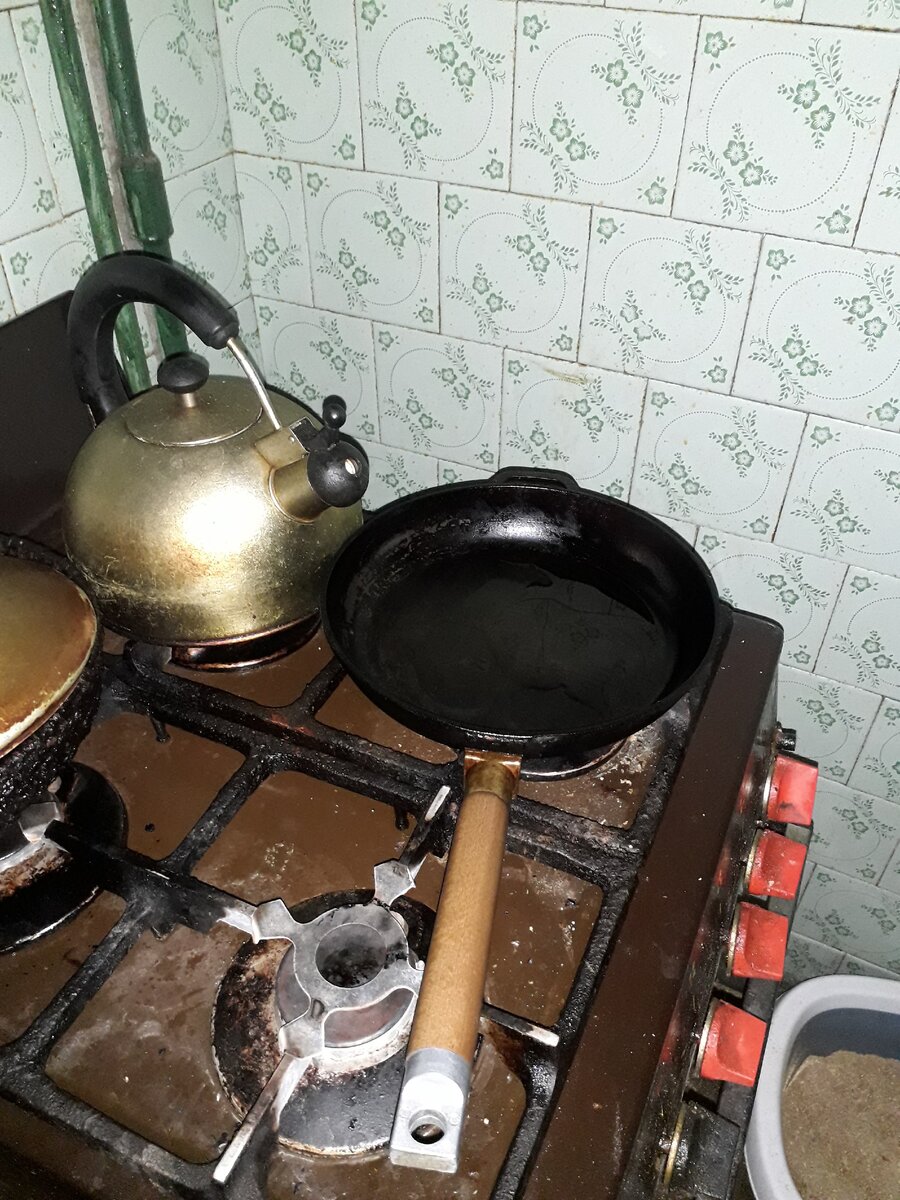 В сковороду залил подсолнечного масла