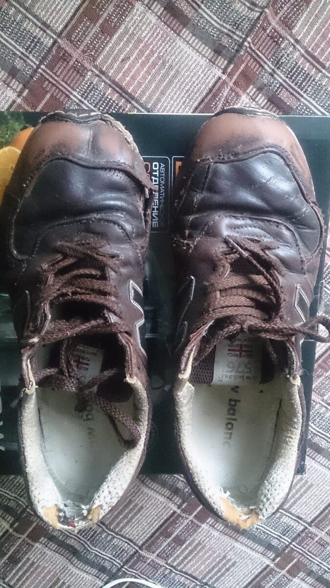 Кроссовки "топового курьера", которые он хранит, как память о сытых, докризисных временах.