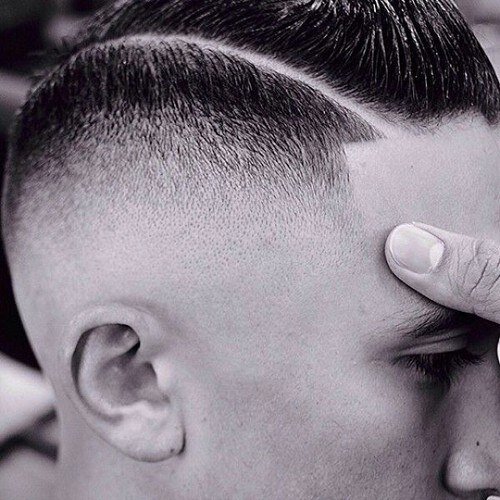 Зачем мужчине хорошая стрижка?

Мужчине зачастую непросто найти «свою» стрижку. Экспериментировать со стилями, прическами и укладками – вроде как, прерогатива женщин. Вот и стригутся представители сильного пола по инерции так же, как в детстве их стригла мама – пусть даже стрижка эта им совсем не идет, не соответствует типу волос и форме лица. 

Кто-то, впрочем, решает проблему просто – машинкой «под ноль». Или ходит кудряво-косматый и удивляется, почему никак не ладится карьера и личная жизнь. 

Между тем, шевелюра – это важный инструмент мужской привлекательности и успешности. Безупречный костюм и эффектный галстук будут выглядеть нелепо, если на голове у вас – воронье гнездо и стрижка «а-ля уголовник». Главное правило в выборе мужской прически звучит так: каждому типу волос – свое решение. 

Обладателями жестких русых волос является большинство мужчин европейского типа. Слегка волнистая, довольно густая шевелюра – настоящий подарок, ведь их обладатель может выбрать огромное количество стилей, стоит лишь чуть призадуматься.
Самая грубая ошибка при стрижке таких волос – убирать слишком много по бокам (почти выбрить) и при этом оставлять длинные волосы сверху. Если волосы совершенно прямые, подобная прическа выглядит хоть и аккуратно, но до нельзя консервативно. А стоит волосам отрасти на несколько миллиметров, стрижка теряет форму. 

Приемлемый вариант стиля: чуть большая длина сверху и соответственно меньшая – по бокам и сзади. Впрочем, такую версию чаще всего мальчикам выбирают еще в школе, и они остаются верными ей до старости. Более современная и стильная стрижка, при которой длина волос остается везде одинаковой – 3-4 см. Будете выглядеть холеным и при этом непосредственным, как Пирс Броснан. Можно подстричься достаточно коротко (но все же не под ноль) и тем самым подчеркнуть свою мужественность. В этом случае образец для подражания – Брэд Питт.

Иметь прямые и тонкие волосы хотят большинство мужчин – с ними мороки меньше, да и выглядят они всегда мягкими, блестящими, безукоризненно лежат. Хотя плохая стрижка может испортить и их. Например, если обрезать их слишком коротко, то вид будет весьма заурядный, блеклый. Правильнее – чуть-чуть отрастить волосы (в разумных пределах) и с помощью капли укладочного средства (или просто влажной расчески) придавать им ухоженный, блестящий вид и легкий объем. Если все-таки хочется покороче, то хотя бы не стригитесь «под горшок»! Это смотрится мило лишь на школьниках. 
Прямые волосы позволят вам сделать классическую стрижку как у Мэтта Дэймона в «Оступниках»: несколько уровней по бокам, наверху и сзади и – короткая челка. Более смелый вариант, который обожают голливудские звезды: постричь волосы до короткой или средней длины, с помощью фиксатора, расчески и собственных пальцев «поднять» их, взъерошить, сделав тем самым подобие «беспорядка». Так делают Дэвид Бекхэм, Дэниэл Крейг, Джуд Лоу.

Кудрявая шевелюра смотрится не просто хорошо, но даже роскошно. Поскольку в большинстве случаев она еще и густая. Правда, их обладатели иногда злоупотребляют гелями, восками и кремами, чтобы укротить непослушные локоны – получается «скользкий», сосульчатый вид. Но и пренебрегать средствами для укладки можно лишь бесшабашным студентам или артистам. Но даже самые шикарные кудри, торчащие во все стороны, не совместимы с деловым стилем. 

Классический вариант: постричь волосы довольно коротко – так поступил Джастин Тимберлейк, когда пожелал расстаться с имиджем подросткового секс-символа. Короткие полуволны смотрятся весьма благородно и сексуально. Если вам хочется «крутить секс на всю катушку», то делайте стрижку средней длины, как у певца Мики, или отрастите гриву как у «Отчаянного» Антонио Бандераса. 

Лысина – это тоже своего рода «прическа». Чаще всего она дает о себе знать линии лба или на макушке. Комичнее всего – пытаться замаскировать лысину, отращивать дли-и-инные пряди по бокам и маскировать ими лысины, как это делали наши дедушки. На самом деле это лишь подчеркивает проблему. Отращивать имеющиеся волосы слишком длинными – также неверный путь. Лучше последовать примеру Николаса Кейджа и отращивать волосы лишь на несколько сантиметров и зачесывать так, чтобы не акцентировать внимание на линии роста волос. Но если лысина становится все более крупной, вы можно выбрать радикальный – и, как правило, оптимальный – вариант: побриться наголо. Во-первых, это удобно, а во-вторых, сексуально. Брюс Уиллис, Зинедин Зидан, Гоша Куценко – достойные тому примеры. 

Но главное – это уделять своим волосам достойное внимание и не воспринимать свою прическу как то, что надо иногда подстригать, а потом забывать. Отнеситесь более внимательно к своему повседневному имиджу, ведь никто не обратит внимания на ваш безупречный костюм и эффектный галстук, если на голове у вас – воронье гнездо и стрижка «а-ля уголовник». И не бойтесь иногда заглянуть в глянцевый журнал и окинуть взглядом актуальные тенденции в мужских стрижках.