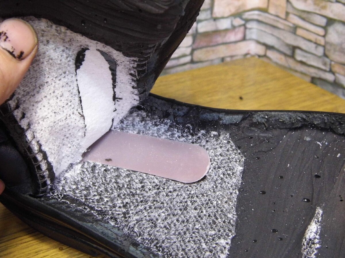 Стельки для ремонта обуви. Как заменить подошву на тапочках в домашних условиях. Как поменять подошву на обуви самому в домашних условиях. Почему сползает стелька в кроссовках. Ремонт подошвы в домашних условиях