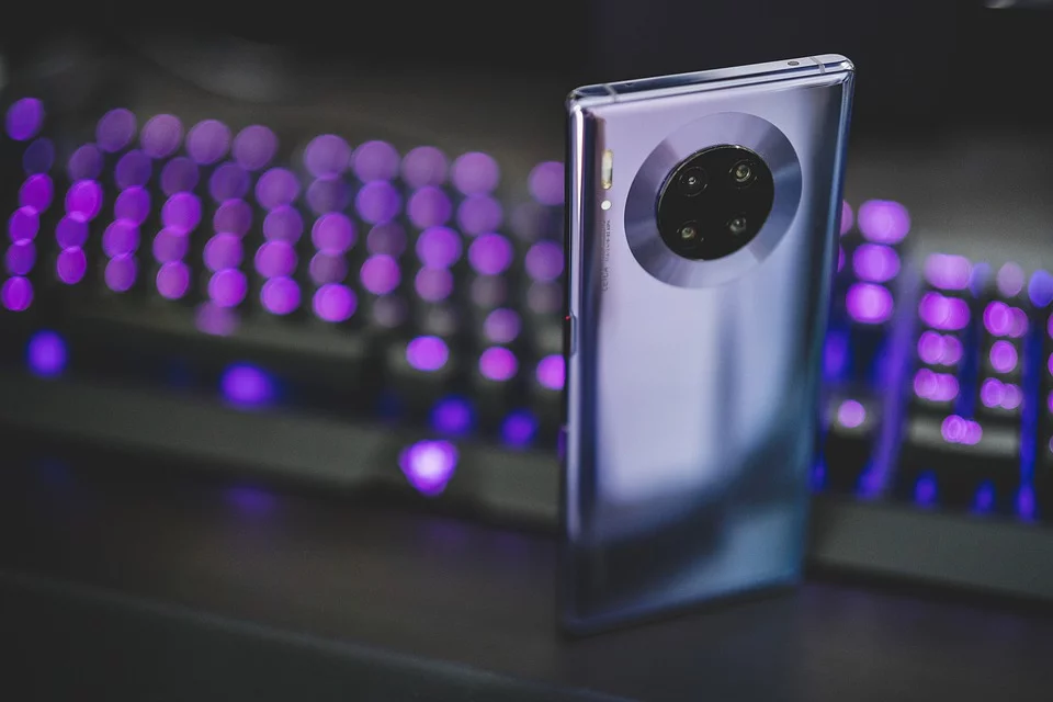 Смартфон Huawei Mate 30     Источник - pixabay