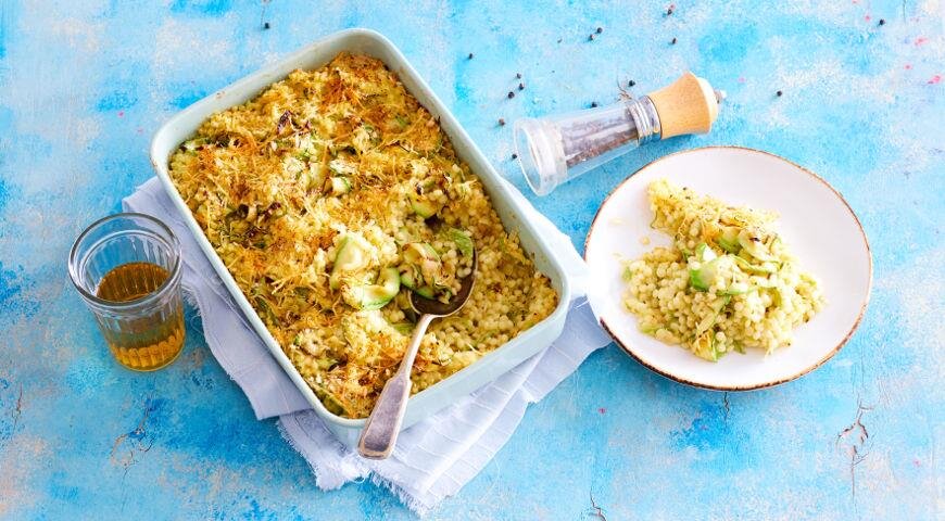 ИНГРЕДИЕНТЫ 1 кг молодых кабачков
450 г пасты любой мелкой пасты (буковки, рисинки и т.п.)
2 средние луковицы
3 зубчика чеснока
100 г твердого сыра
50 мл белого сухого вина
300 мл овощного бульона
большая горсть панировочных сухарей крупного помола
25 г сливочного масла
оливковое масло
соль, свежемолотый черный перец
ПОШАГОВЫЙ РЕЦЕПТ ПРИГОТОВЛЕНИЯ
Шаг 1
Натрите сыр на мелкой терке. Нарежьте длинными тонкими ломтиками 200 г кабачков. Обжарьте их на среднем огне в смеси 2 ст. л. оливкового и сливочного масла, по 2 мин. с каждой стороны.
Шаг 2
Натрите оставшиеся кабачки на крупной терке. Очистите и измельчите лук и чеснок, обжарьте в большой сковороде в оливковом масле, 3 мин. Добавьте натертые кабачки. Увеличьте огонь и готовьте 3–4 мин., помешивая.
Шаг 3
Уменьшите огонь до среднего. Добавьте в сковороду пасту. Готовьте, перемешивая, 1 мин. Посолите, поперчите. Влейте вино и продолжайте готовить еще 1–2 мин. Влейте бульон и готовьте еще 3–4 мин. Снимите с огня, добавьте 3/4 тертого сыра. Перемешайте.
Шаг 4
Переложите смесь из сковороды в жаропрочную форму для выпечки, смазанную маслом. Сверху выложите обжаренные ломтики кабачков. Запекайте в духовке при 180 °С 15 мин.
Шаг 5
Смешайте оставшийся тертый сыр с сухарями, посыпьте запеканку и верните в духовку на 7–10 мин. Подавайте запеканку горячей.