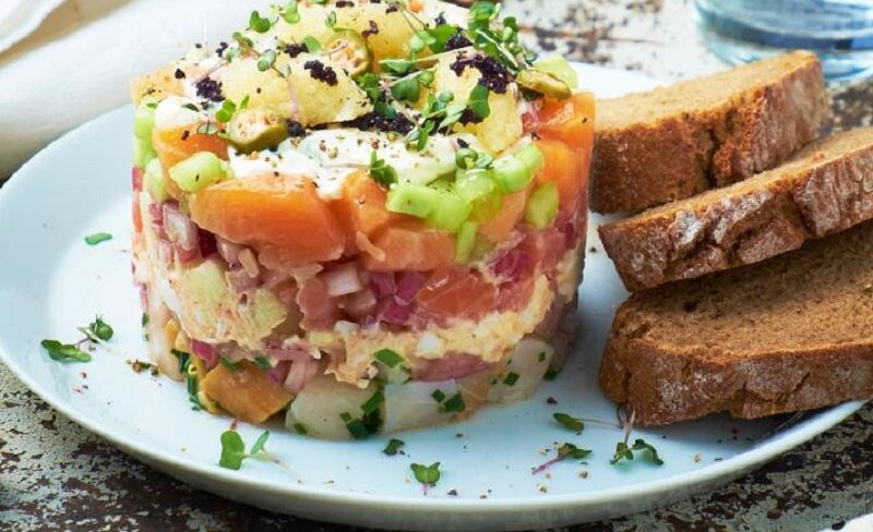 Слоеный рыбный салат