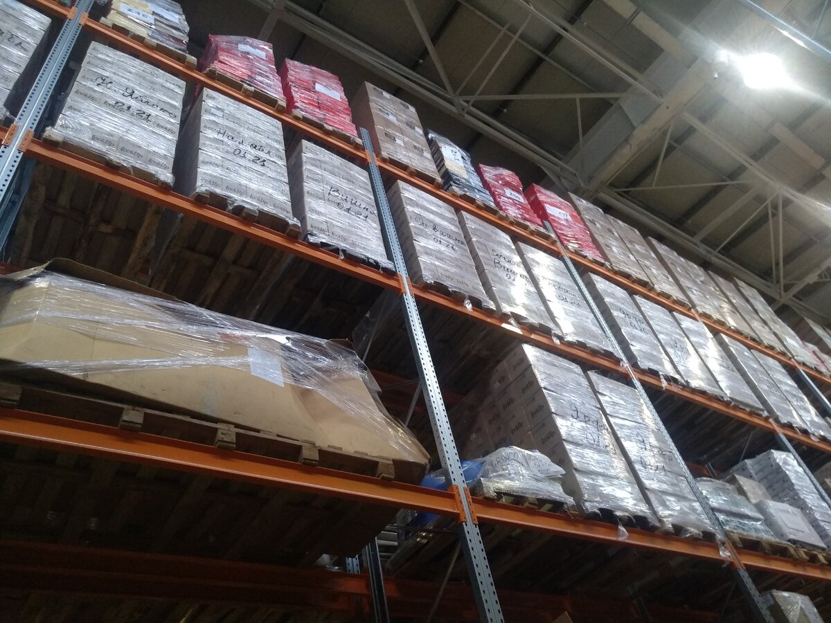 На данной фотографии мы видем товары как минимум пяти клиентов одновременно. Большая штука, занимающая три палетоместа - диван.