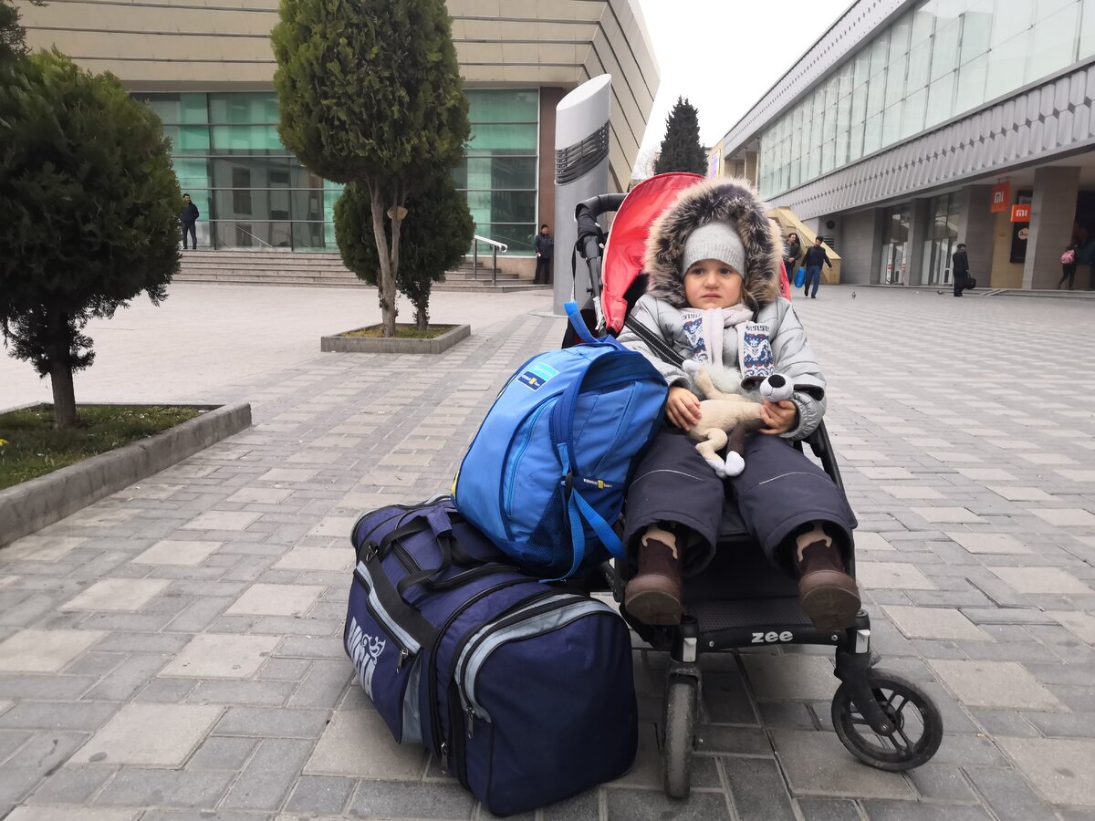 Дочка с любимой собачкой на ЖД вокзале в Баку. У нас чуть ли не каждая фотография, где запечатлена Лиза, с этой игрушкой. 