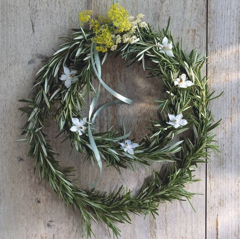 Розмарин обладает мощными целебными свойствами! И венок - как старинная традиция усиления трав, может этому поспособствовать ;)