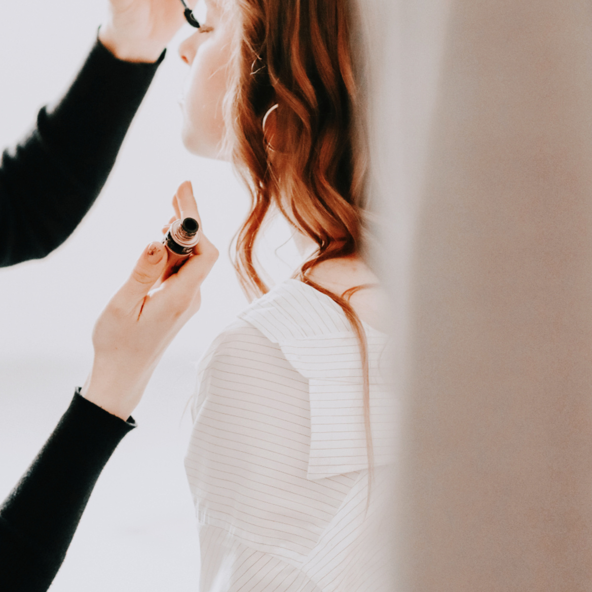 Подкручивает ресницы 