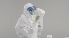 Воспроизвести медиафайл Медик одевается в полный комплект защиты. Обратите внимание, что лицевой экран (face shield) может быть эффективней очков, т.к. блокирует возможность трогать руками лицо и саму маску 