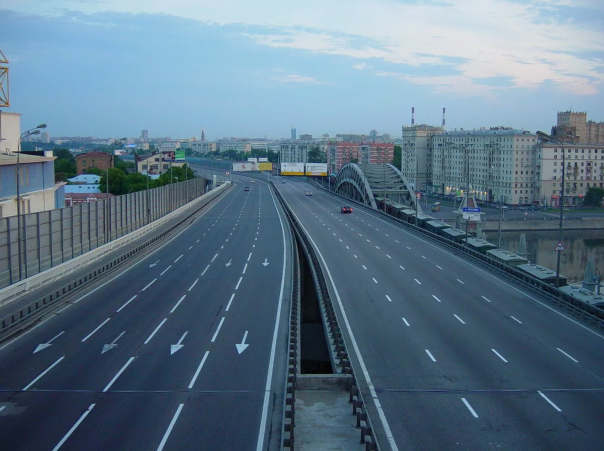 М3 шоссе. МКАД магистраль. Москва дорога. Московские дороги. Пустые дороги в Москве.