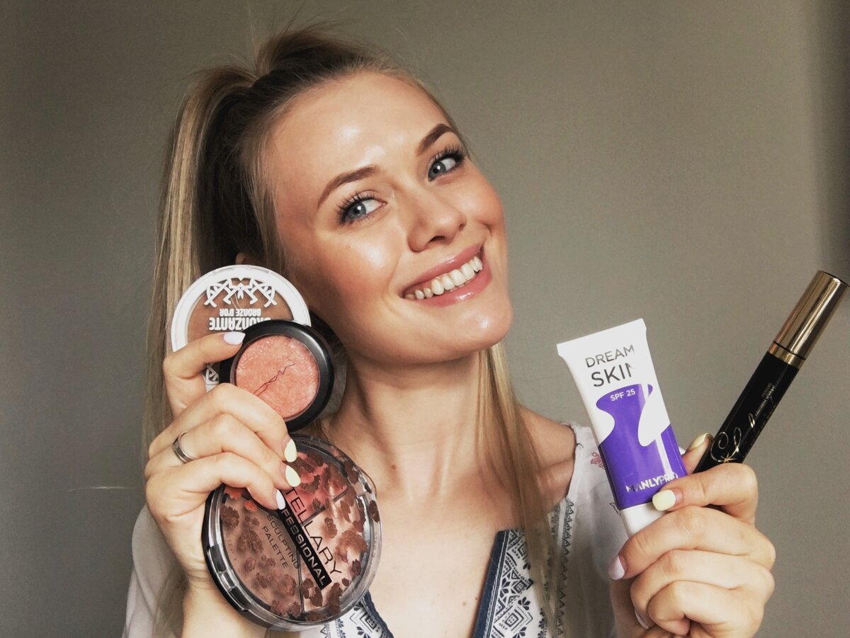 Вся используемая косметика в руках не поместилась. 