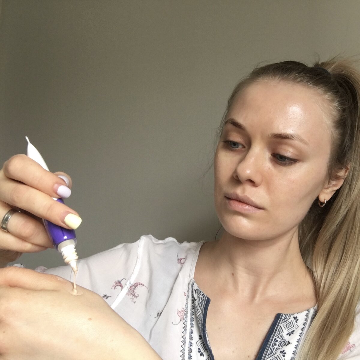 Для удобства тон можно выдавить на тыльную сторону ладони.