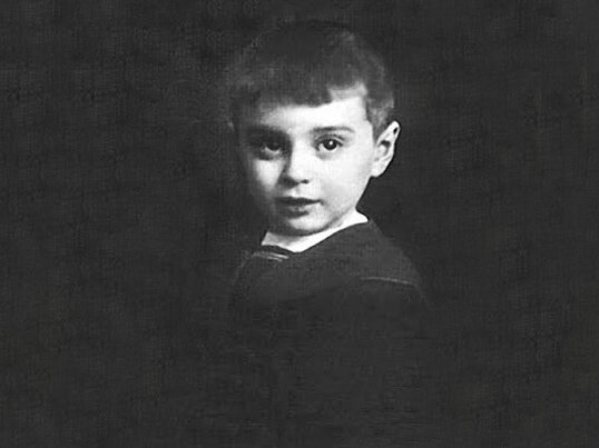 Владимир Маяковский родился 19 июля 1893 года. Интересный факт Маяковский сначала не хотел стать поэтом, а хотел стать художником, даже учился живописи.