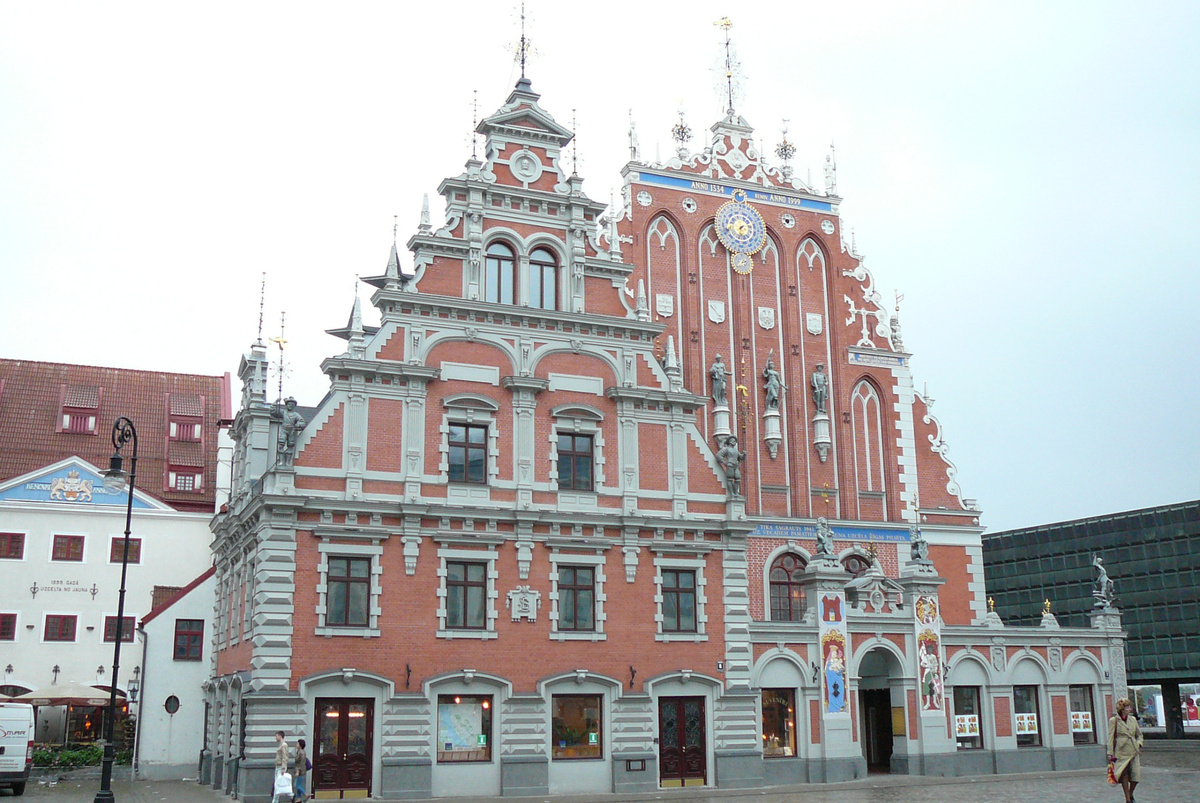 Дом Черноголовых. Братство Черноголовых было объединением купцов, судовладельцев и иностранцев, существовавшим в Ливонии (на территории нынешних Эстонии и Латвии) с середины XIV века до 1940 года.