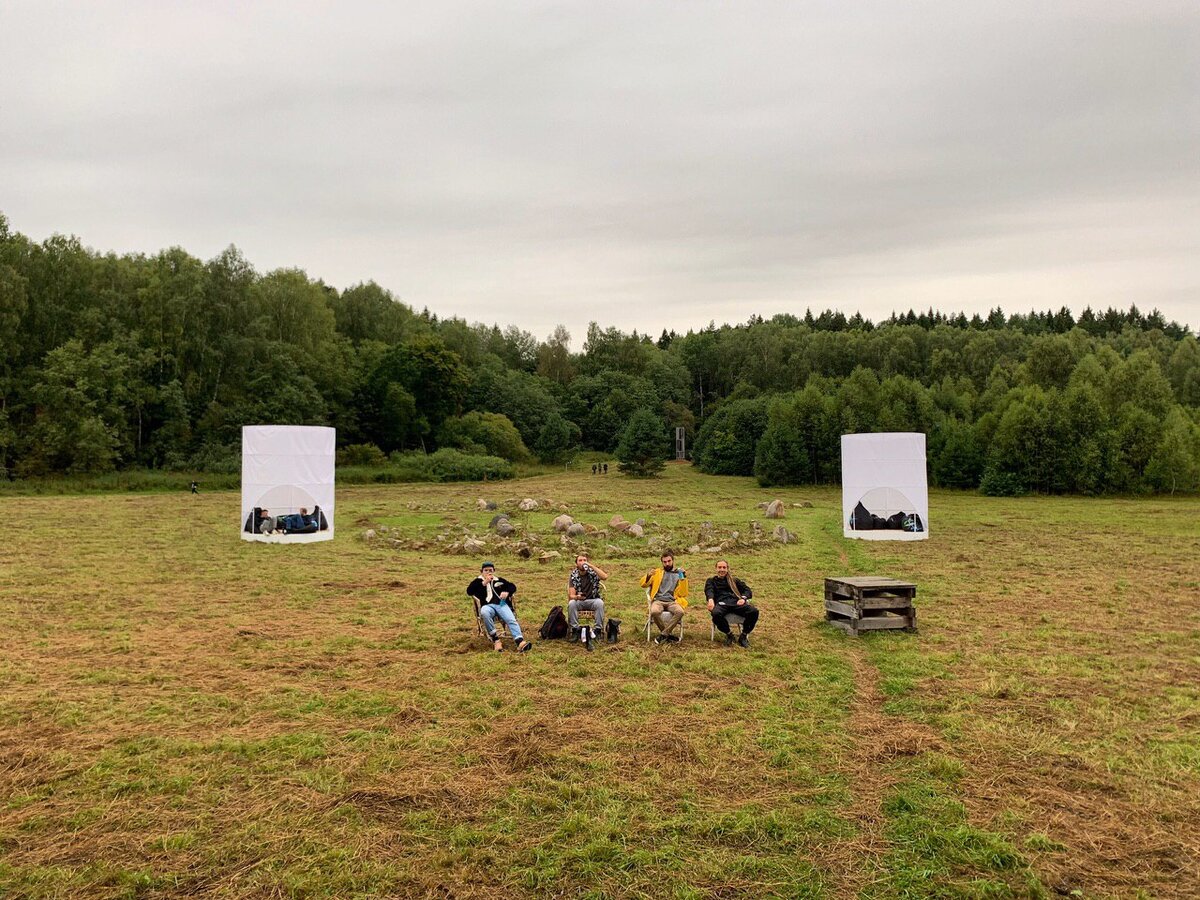В рамках фестиваля @signal.live совместно с творческими объединениями "Аудитория 209" и @yardevelopment мы реализовали проект лаунж-зон в виде футуристических цилиндров с подсвеченными тканевыми занавесами по периметру.