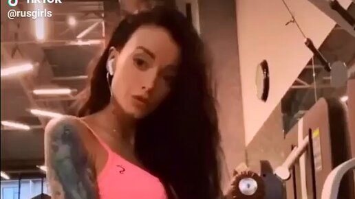Девушки в стрингах в фитнес зале