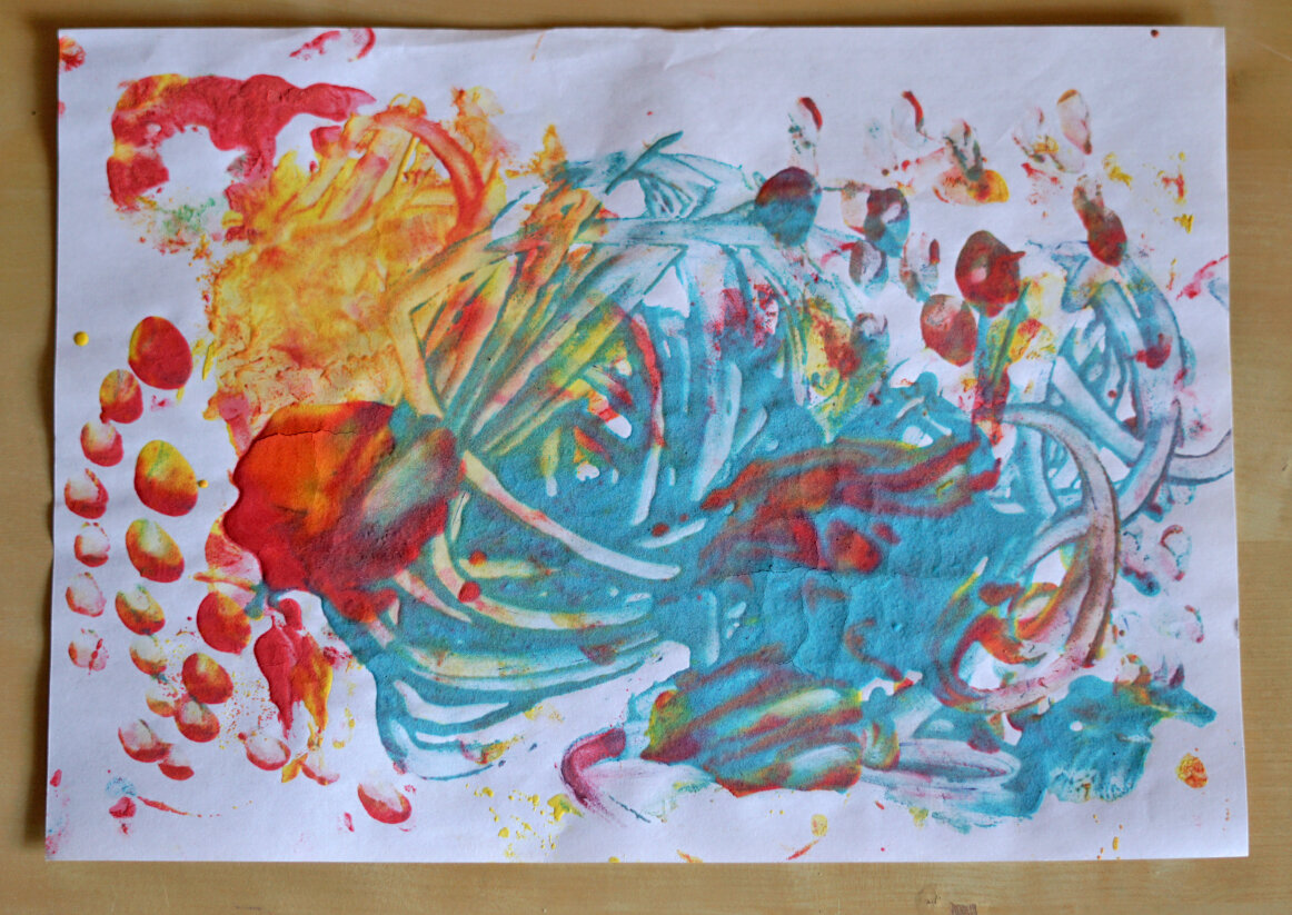 Примерно такие рисунку у нас были пальчиковыми красками, где дочь чаще всего пробовала смешивать цвета.