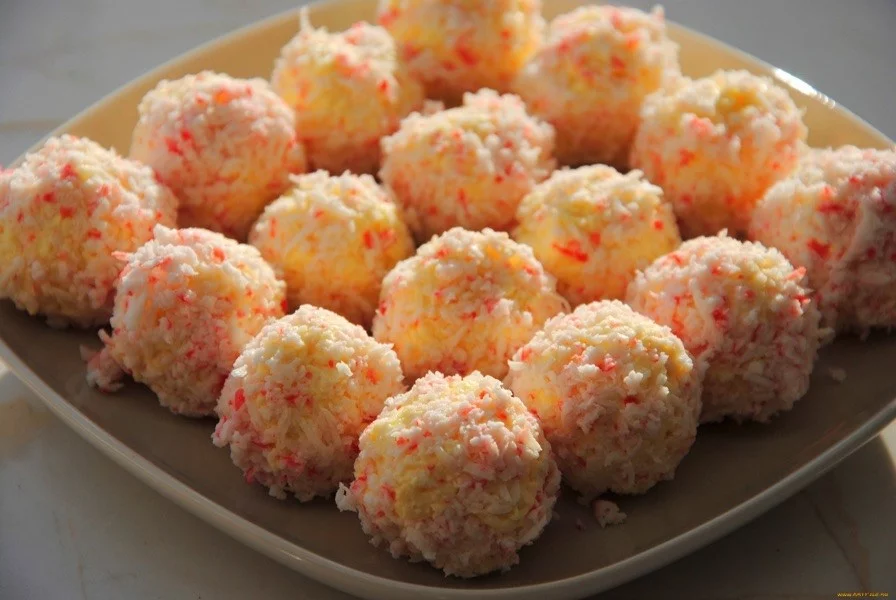 что можно сделать из крабового мяса. рафаэлло с крабовыми палочками. закуска сырные шарики рафаэлло. котлеты из крабовых палочек с сыром. шарики рафаэлло с крабовыми палочками.