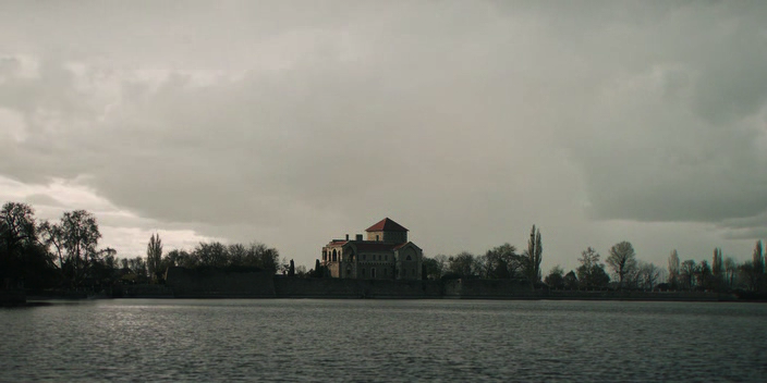 Еще и каменную набережную себе отгрохал. Вот паразит!