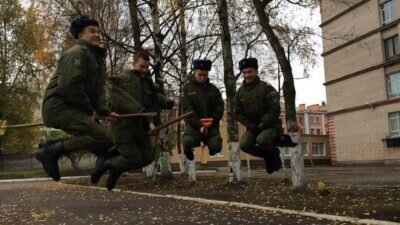 И один из тех, кто в ближайшем будущем станет офицером, согласился дать интервью для нашей рубрики. Встречаем Григория Глебова! (на фото — второй справа)