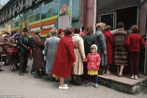 Очередь в магазин в 90е