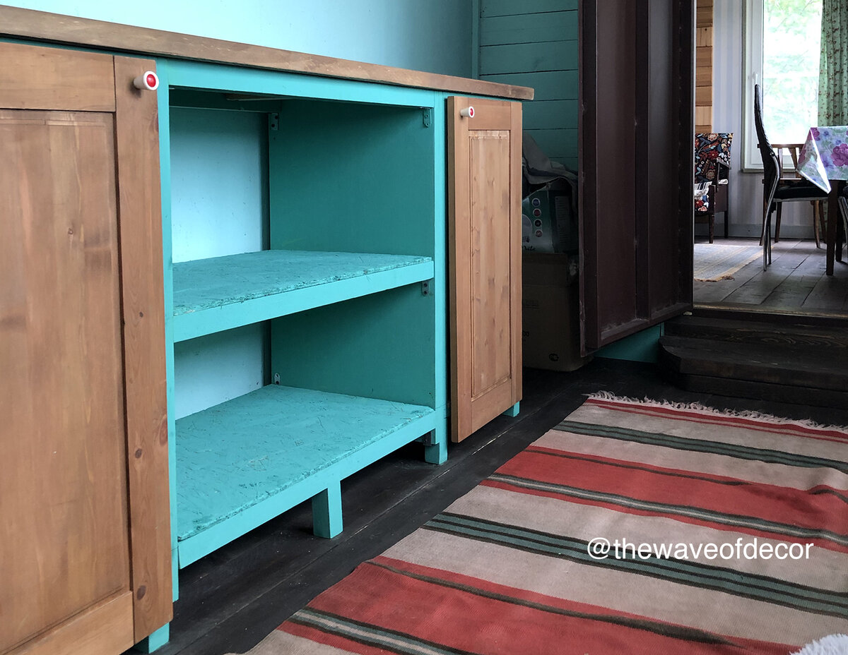 Этим летом у нас на даче случилась небольшая катастрофа – рухнул пол в коридоре дома. Никто ничего не подозревал, пока я не решила сделать генеральную уборку, отодвинула тяжелый шкаф с холодильником и провалилась в подполье.