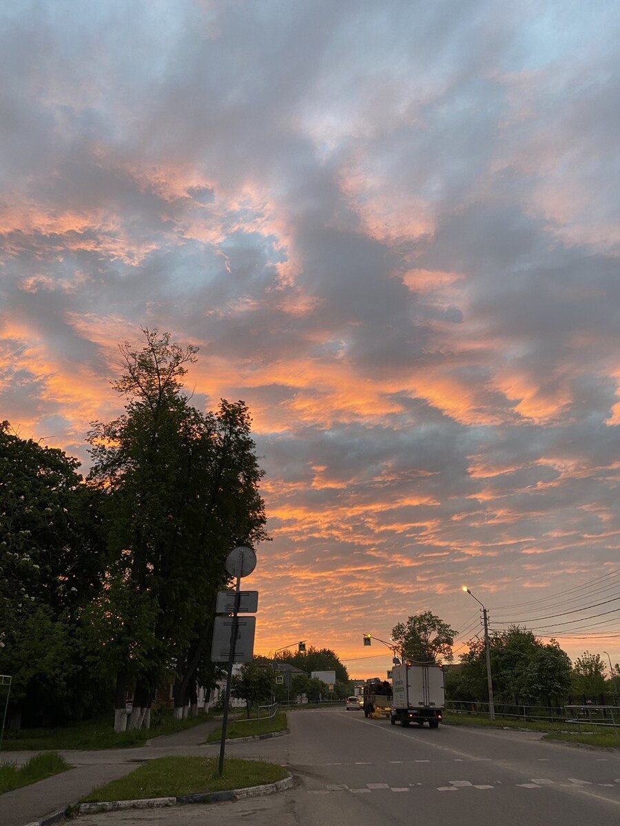А вы любите закаты ? 
Для меня это самое что ни на есть красивое в природе . 
Я люблю вечером наблюдать за закатами . Это просто восхитительно , и для меня это самое не передаваемое чувство на свете! 
Любите . Мечтайте . Любуйтесь