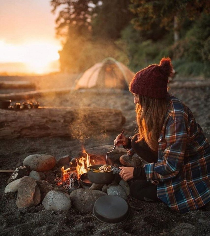 Идея для фото у костра. Кадр из открытого источника