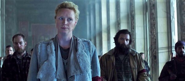 Гвендолин Кристи в фильме «Голодные игры: Сойка-пересмешница. Часть II». Кадр из фильма