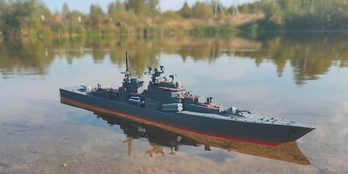 Обманчивое ощущение большого размера - на самом деле длина модели 30 см.