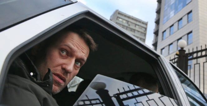 Алексей Навальный выглядывает из машины