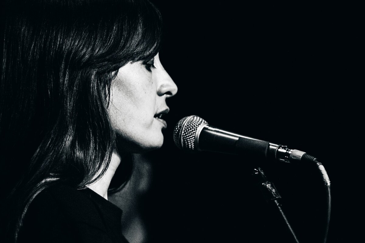 Светлана Вайвод - лидер группы, автор песен, вокалистка, ритм-гитаристка группы "Навстречу Солнцу"