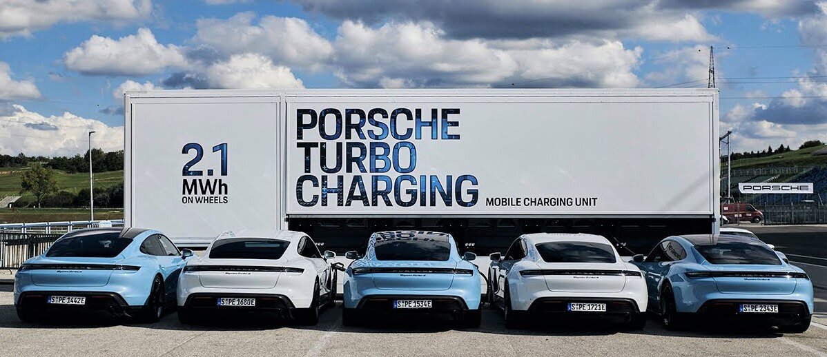 Передвижная зарядная станция от Porsche, созданная на базе грузового прицепа, способная заряжать до 10 автомобилей одновременно!
