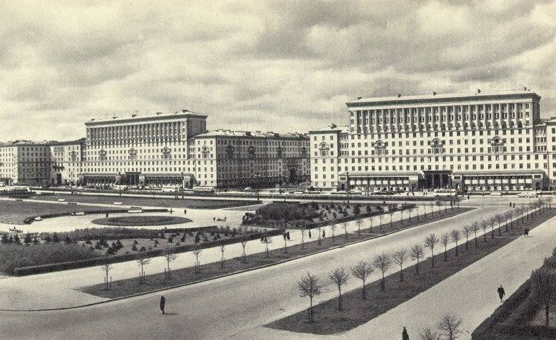 Московская площадь (тогда ещё безымянная) и дома 193 (слева) и 191 по Московскому проспекту. (фото ок. 1960-го года)