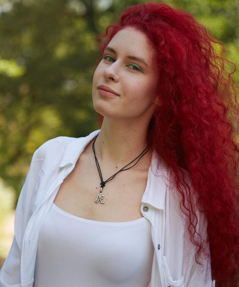 У Варвары весьма эпатажная внешность (фото @umi_coral)