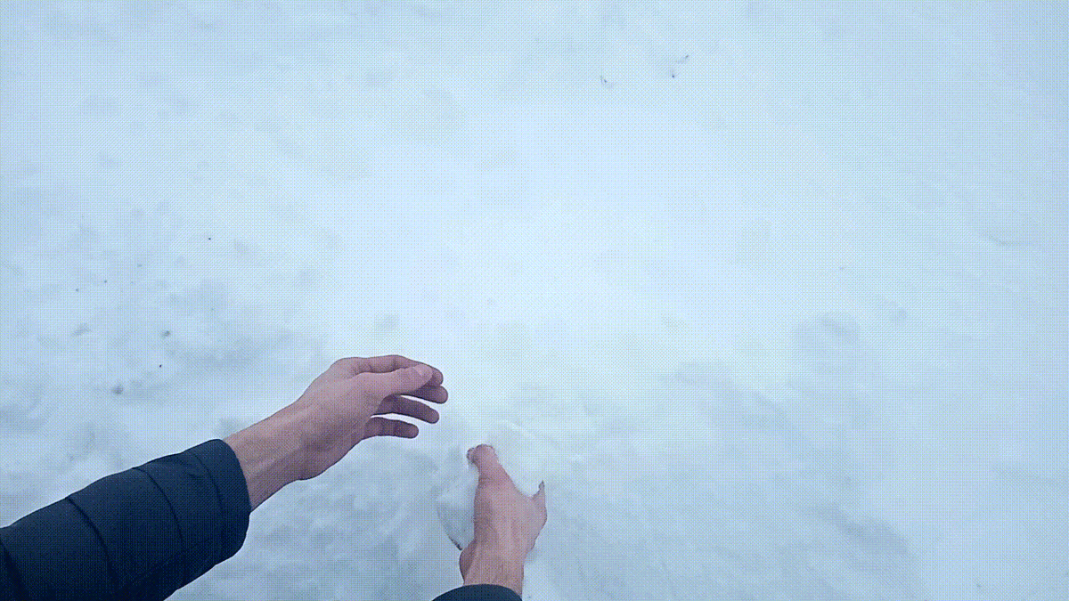 Растираем руки снегом