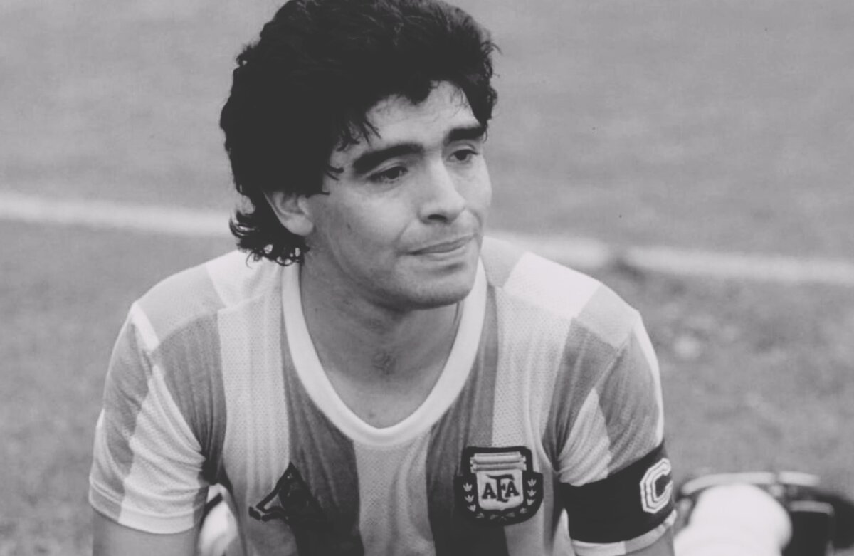 марадона с волосами в барселоне фото лица. иньо. хорхе вальдано аргентинский футболист. жан пьер футболист. логвинов футболист.