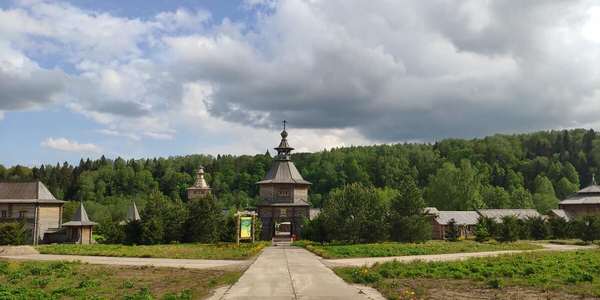 Святогорье - подворье Сергиево-Троицкой Лавры. Место благословенное и наполняющее силой и умиротворением. Фото автора