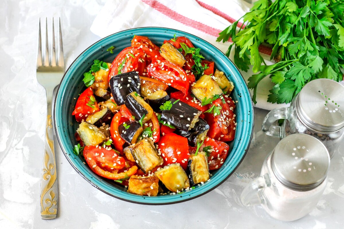 🥗 Салат «Лаззат» из жаренных баклажанов и помидоров. 🧑🏻‍🍳 Рецепт  внутри! | Рецепты с фото и видео - только лучшее от Аймкук | Дзен