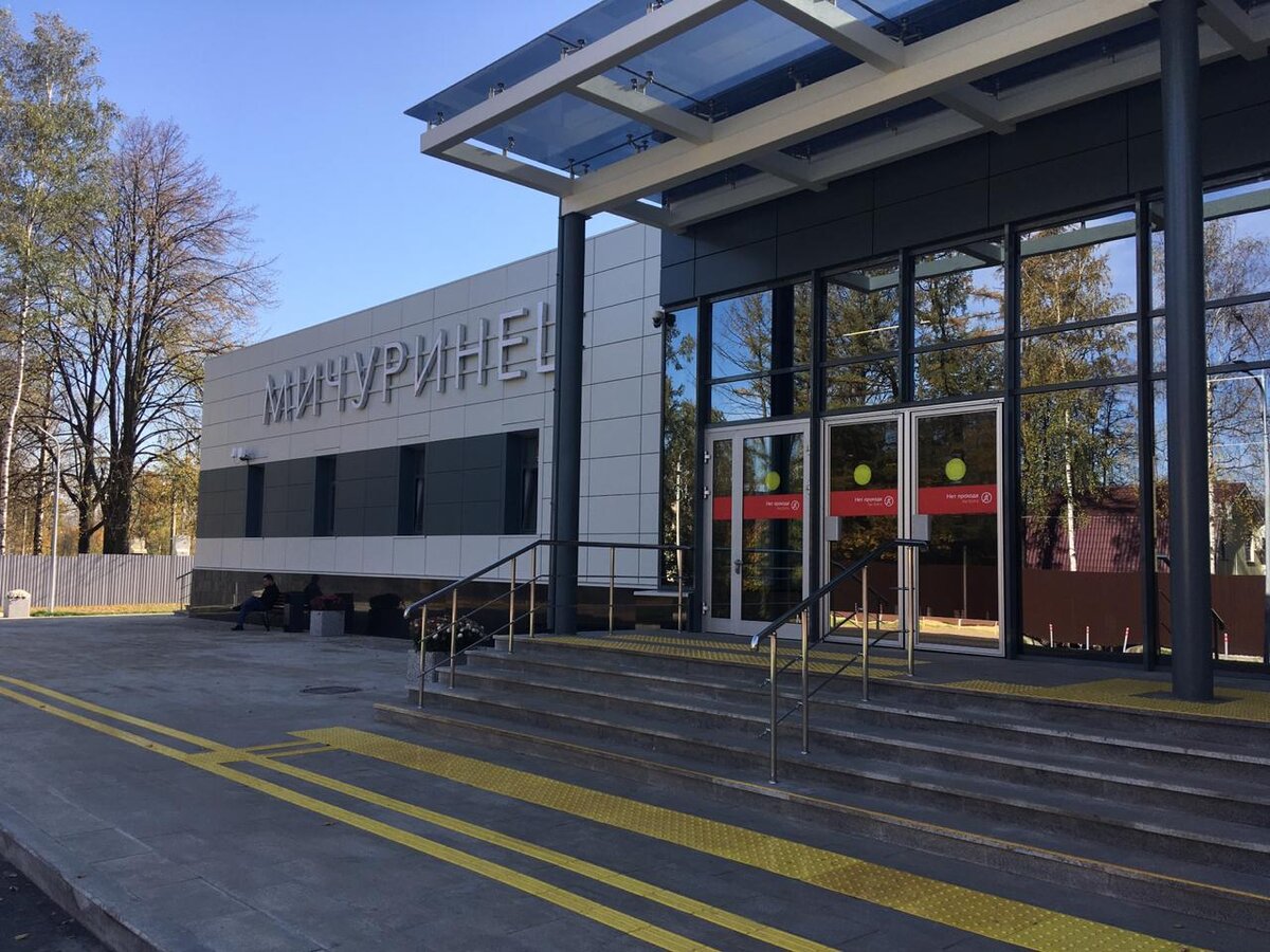 Здание из стекла и бетона - кассово-турникетный павильон и выход из него.